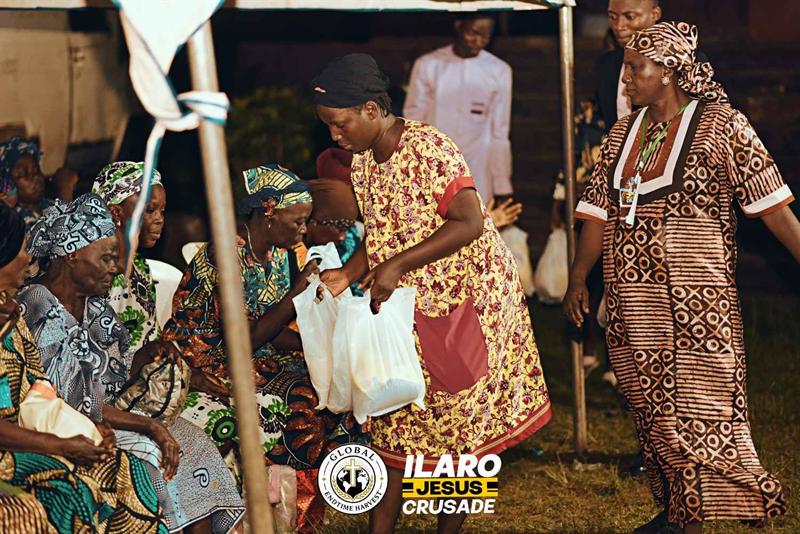 GEH volunteers distributing food packs to widows at the Ilaro Jesus Crusade